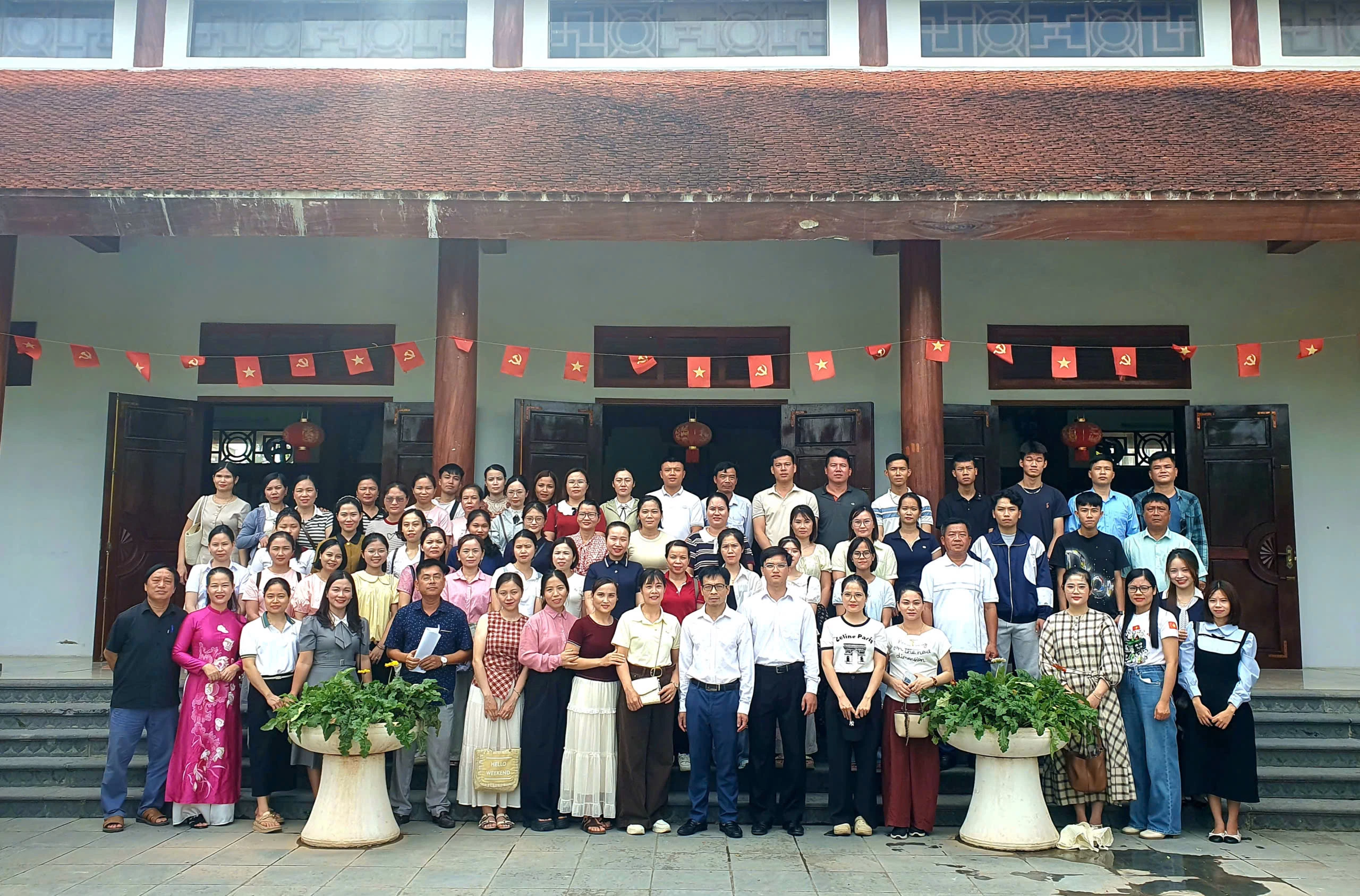 Lớp đảng viên mới khóa II/2026 học tập thực tế và dâng hương tại Nhà lưu niệm đồng chí Nguyễn Thị Minh Khai